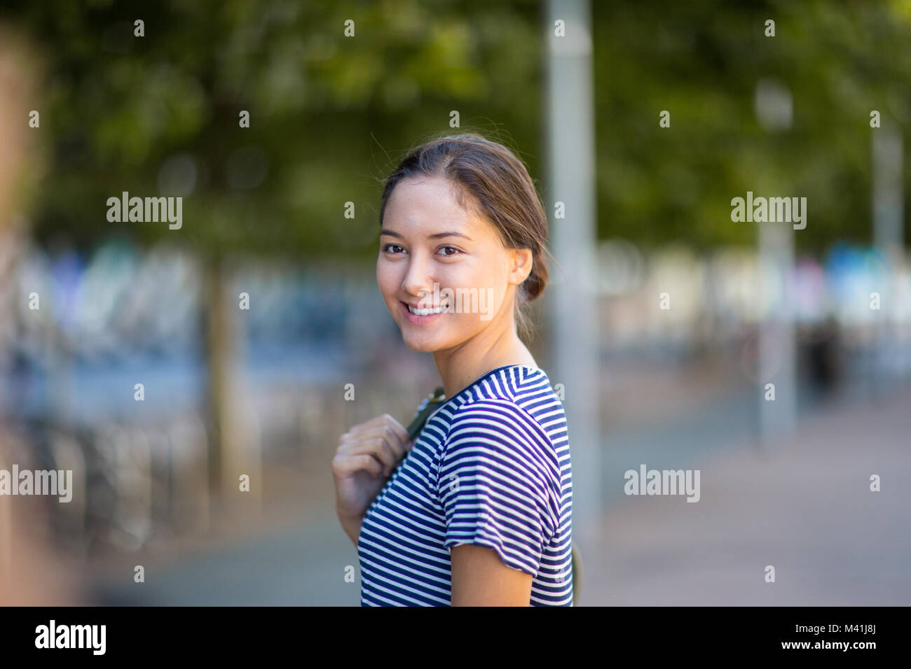 Les jeunes adultes walking down street dans une ville Banque D'Images