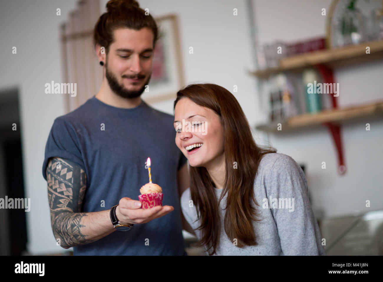 Copain copine donnant un birthday cupcake Banque D'Images