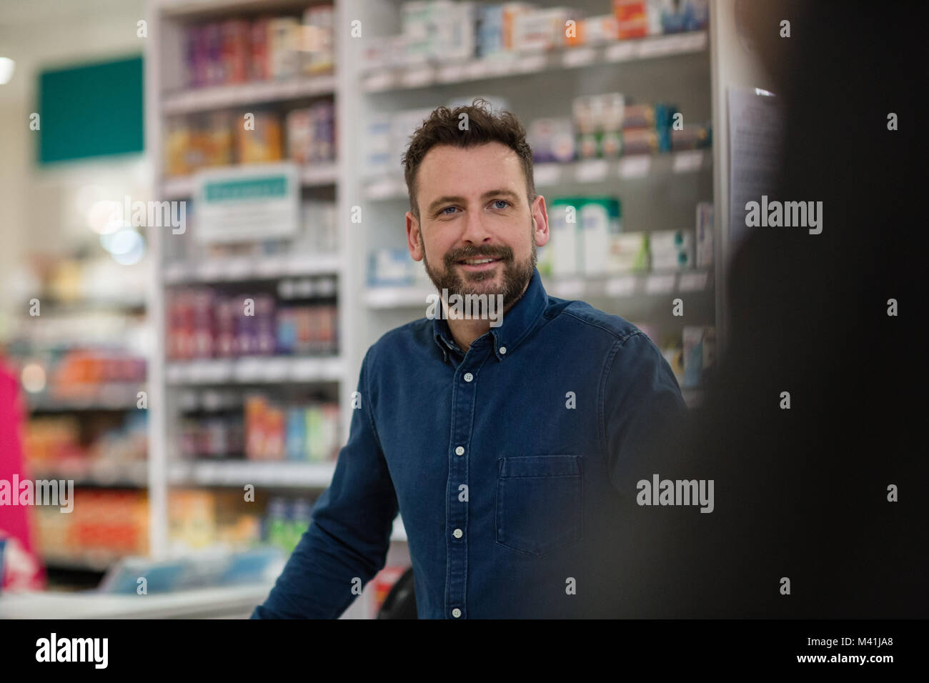 Pharmacien au service client Banque D'Images