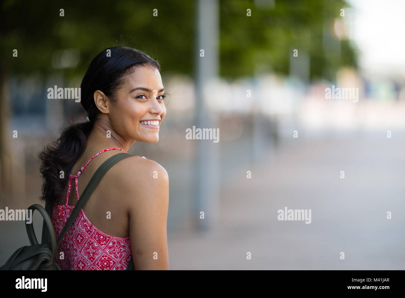 Les jeunes adultes walking down street dans une ville Banque D'Images