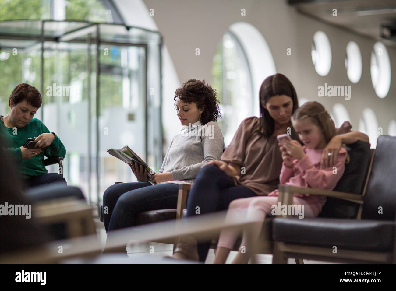 Les femmes en attente dans une salle d'attente hôpital bondé Banque D'Images
