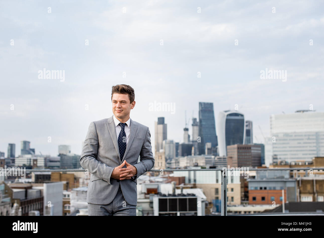 Businessman with London city skyline Banque D'Images