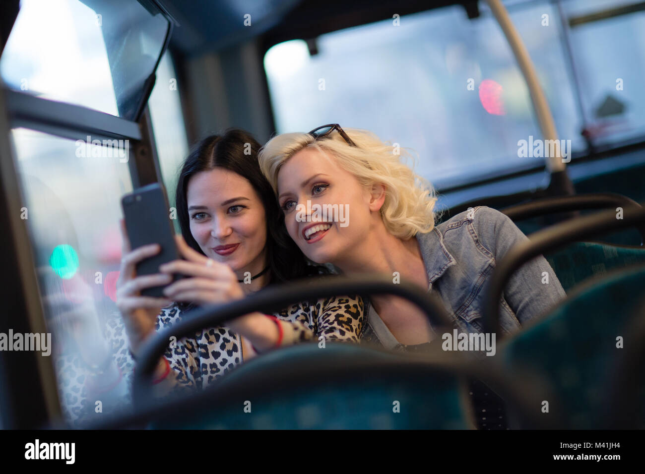 Les amis de prendre un bus de Londres sur un selfies Banque D'Images