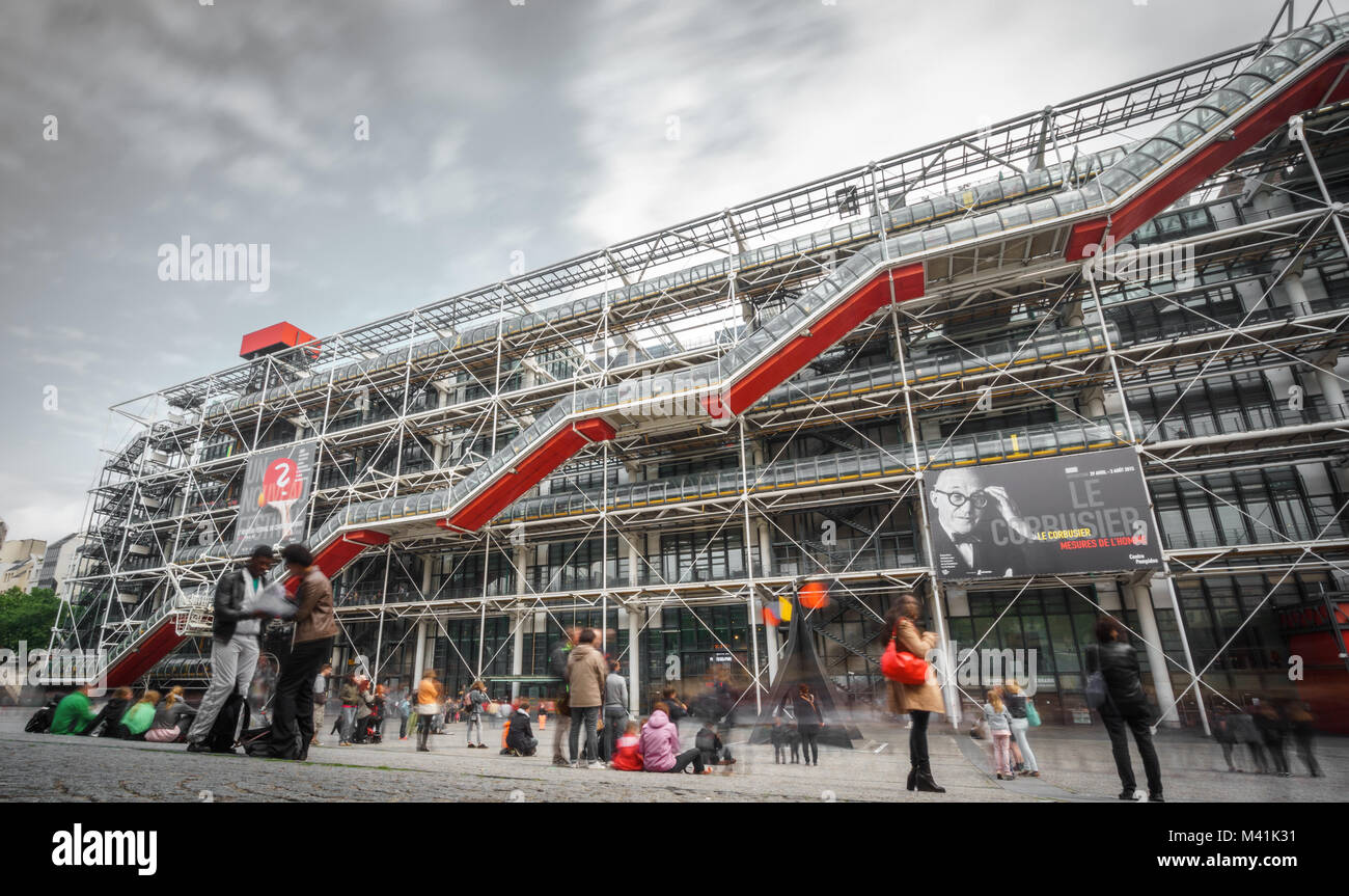 PARIS - 15 MAI : façade de l'initiative de Georges Pompidou, le 15 mai 2015 à Paris, France. Le Centre de est l'un des plus célèbres musées de l'art moderne dans le monde Banque D'Images