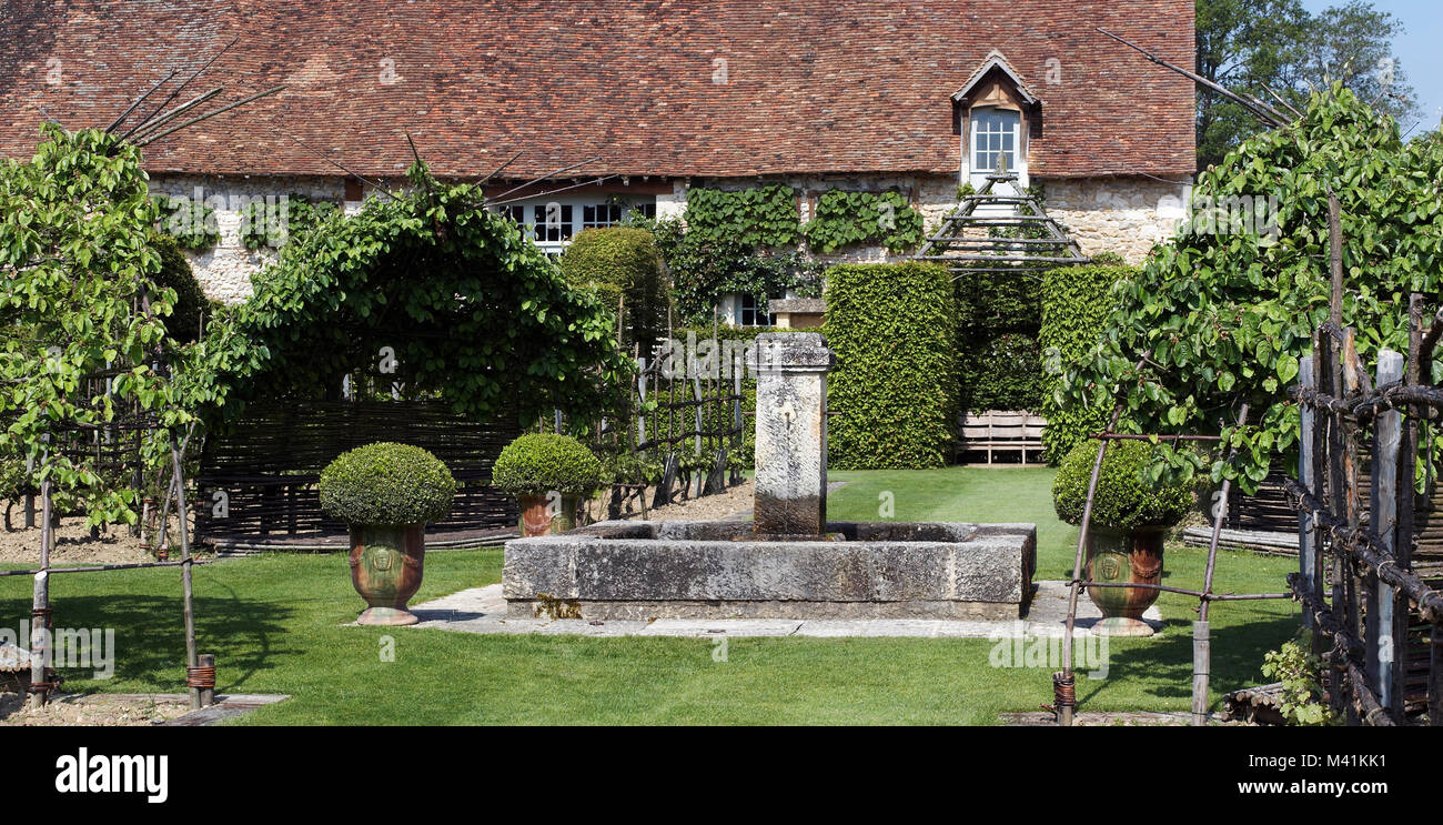 La France, Cher, Berry, Maisonnais, les jardins du Prieuré Notre Dame d'Orsan mention obligatoire architectes Patrice Taravella et Sonia Lesot, jardinier de GI Banque D'Images