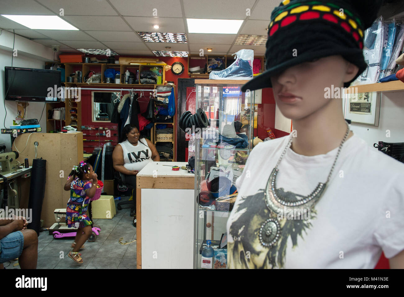 Londres, Royaume-Uni. Caraïbes tailleur dans son atelier, 7 Sœur Road. Banque D'Images