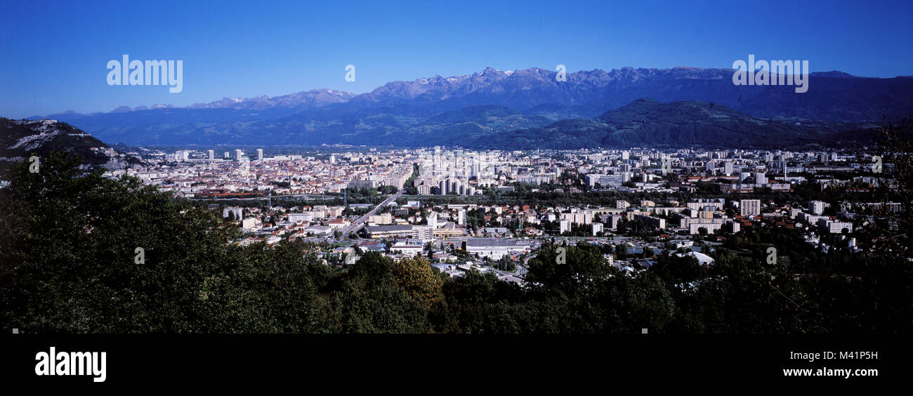 France, Isère, vue panoramique de Grenoble au bas de la chaîne de Belledonne massif Banque D'Images