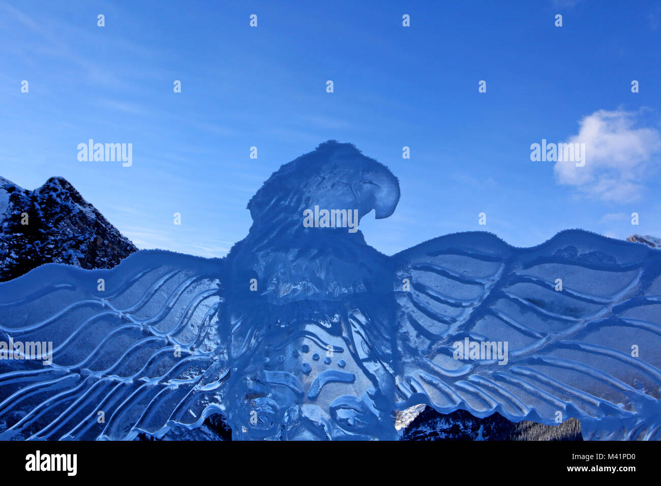 La sculpture sur glace d'un aigle au festival de sculptures de glace de Lake Louise, Lake Louise, Alberta, Canada Banque D'Images