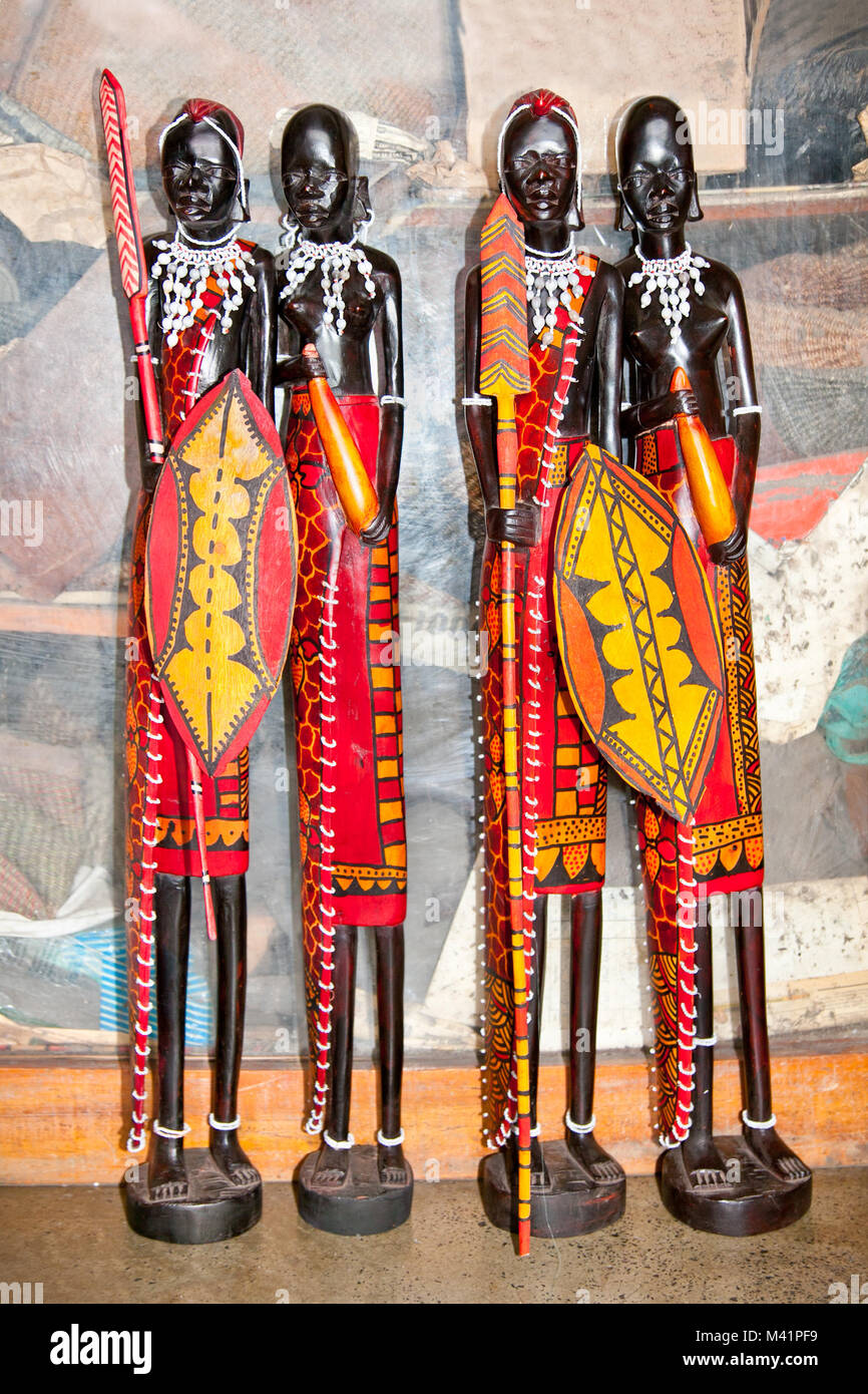 Artisanat Africain sculpté en bois sombre personnes chiffres. Le Kenya, l'Afrique. Banque D'Images