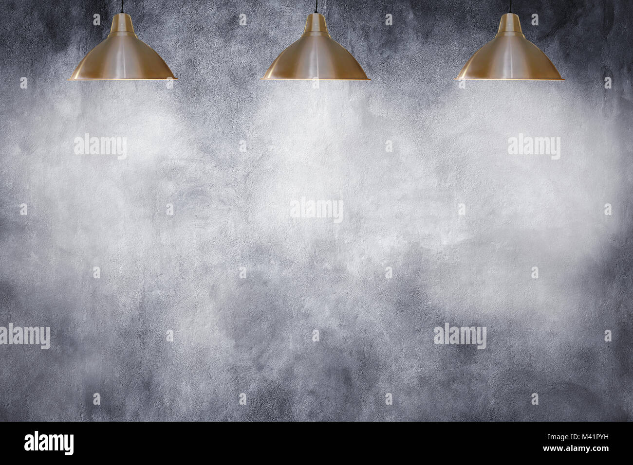 Vieux mur de béton avec grunge illuminée par les lampes de plafond avec copie espace. Banque D'Images