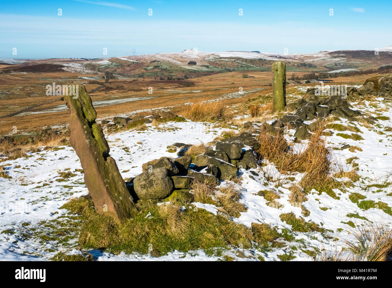 Le Staffordshire Moorlands en hiver, parc national de Peak District,UK. Shutlinsloe au loin. Banque D'Images