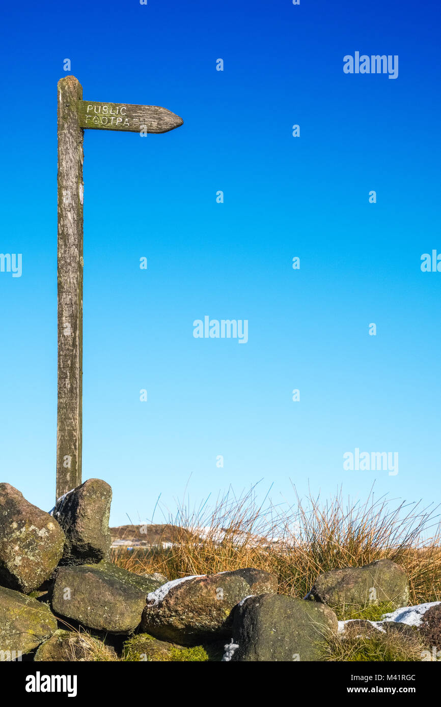 Sentier finger post contre un ciel bleu,Staffordshire Moorlands, Peak District National Park Banque D'Images