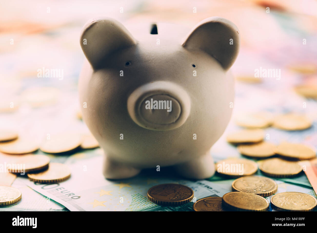 Piggy tirelire avec les espèces en euros Banque D'Images