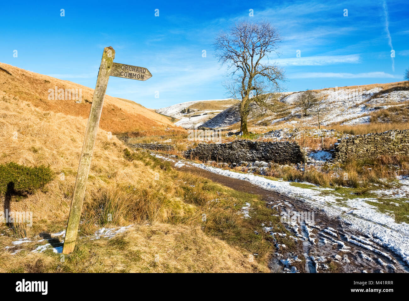 Bridleway menant à trois chefs de Shire Flash dans le parc national de Peak District, l'hiver Banque D'Images