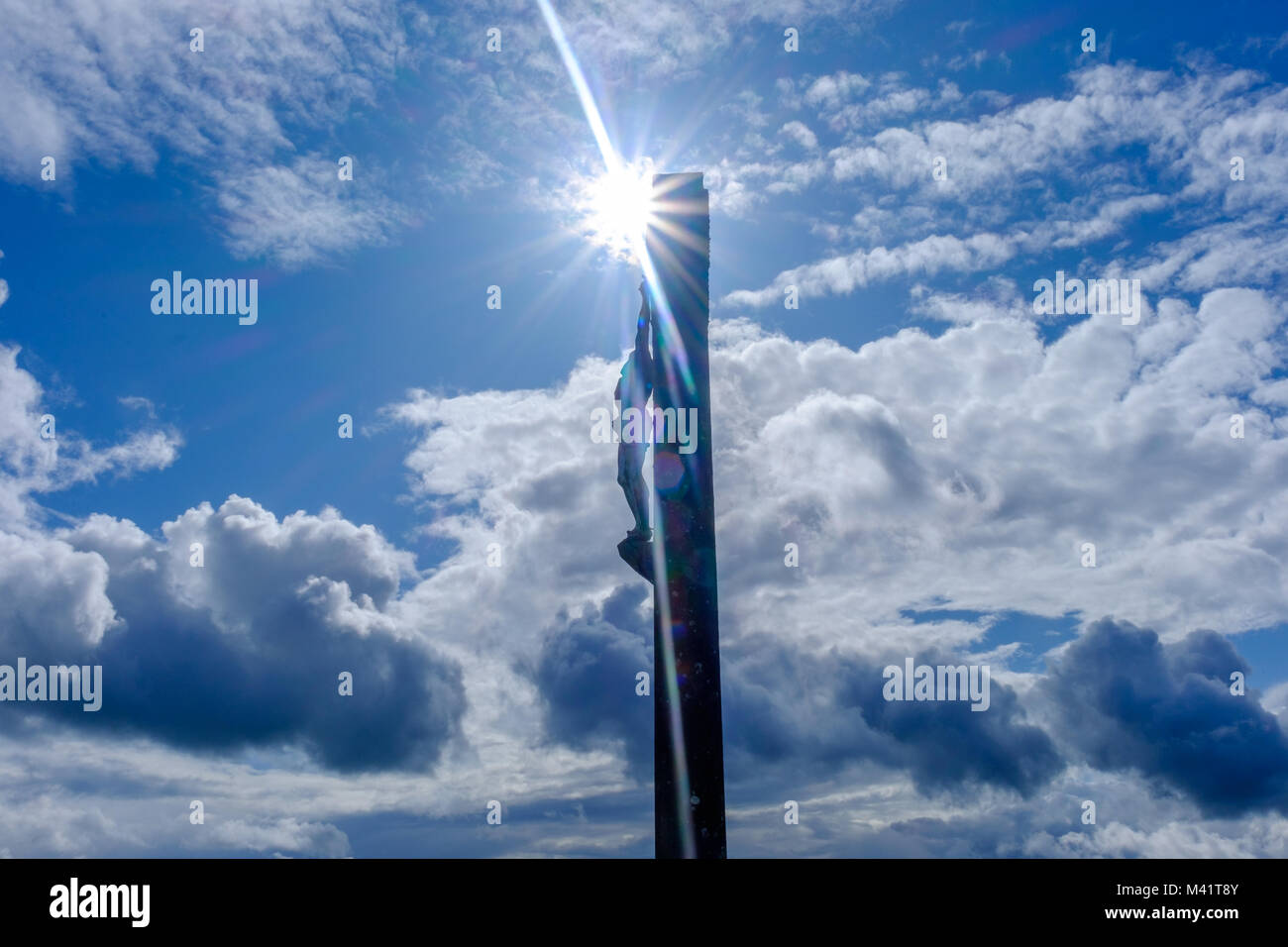 Vue de la silhouette de Jésus Christ sur la croix avec le soleil derrière elle formant la forme d'une étoile, Normandie France Banque D'Images