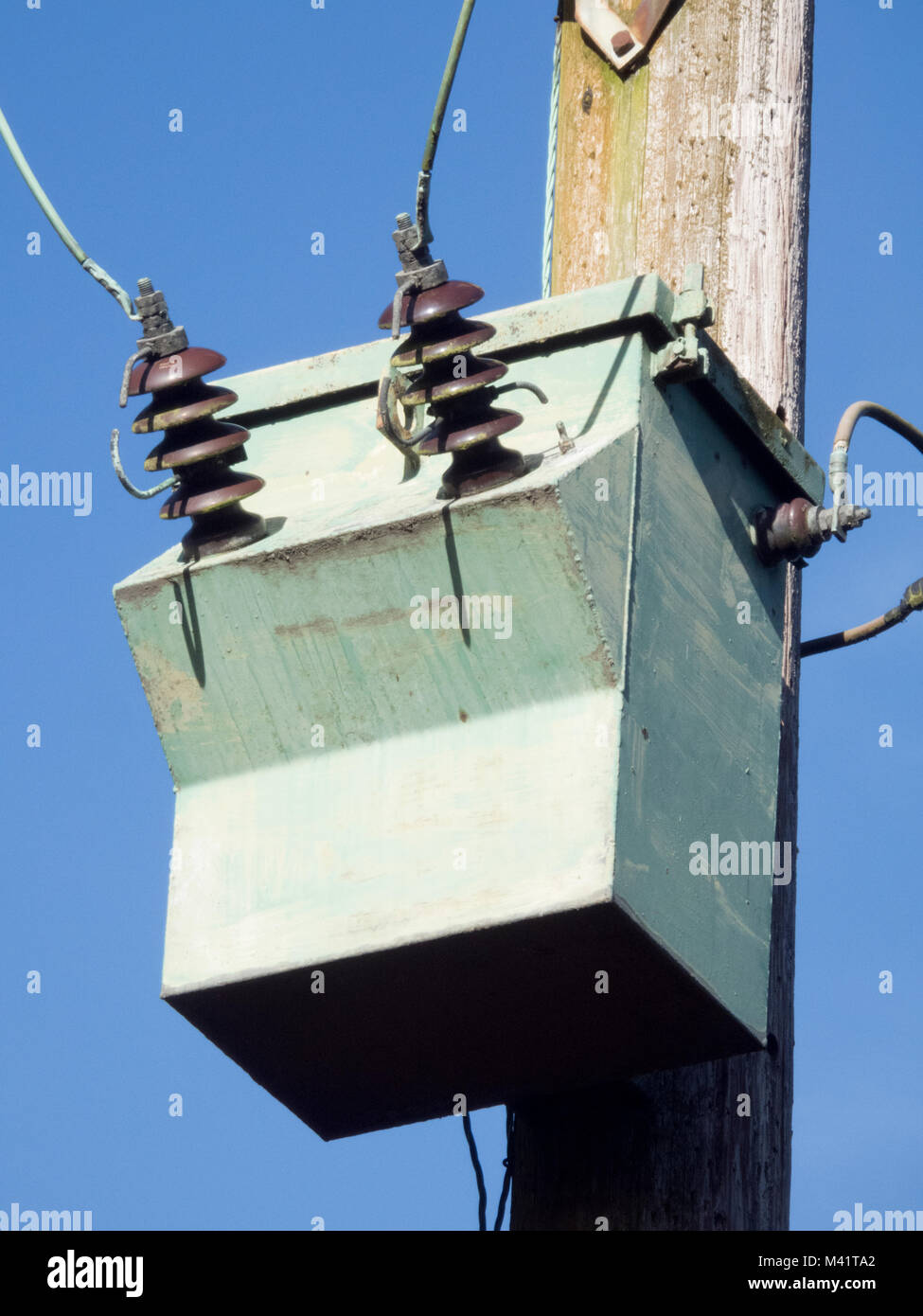 Transformateur de puissance de l'électricité sur un poteau en bois, UK Banque D'Images