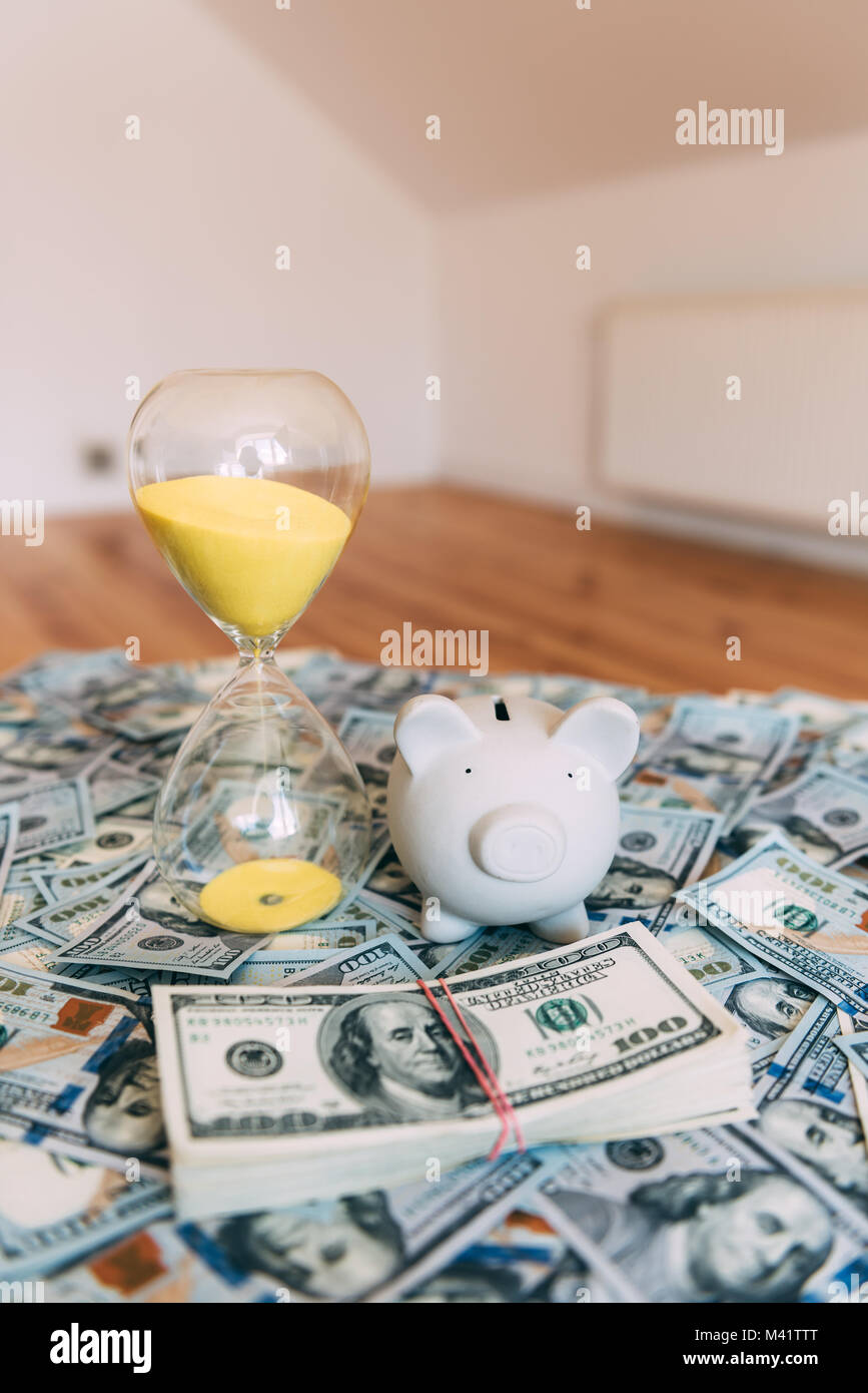 Piggy tirelire avec dollar cash Banque D'Images