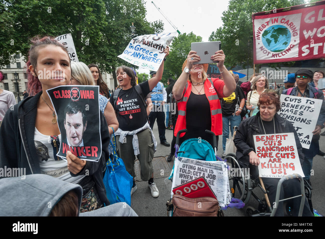 Après avoir jeté des messages au gouvernement sur des balles dans Downing St les personnes handicapées contre les coupures, membres et sympathisants protester contre les coupes budgétaires qui frappent le plus durement les personnes handicapées sur la route à Whitehall. Banque D'Images