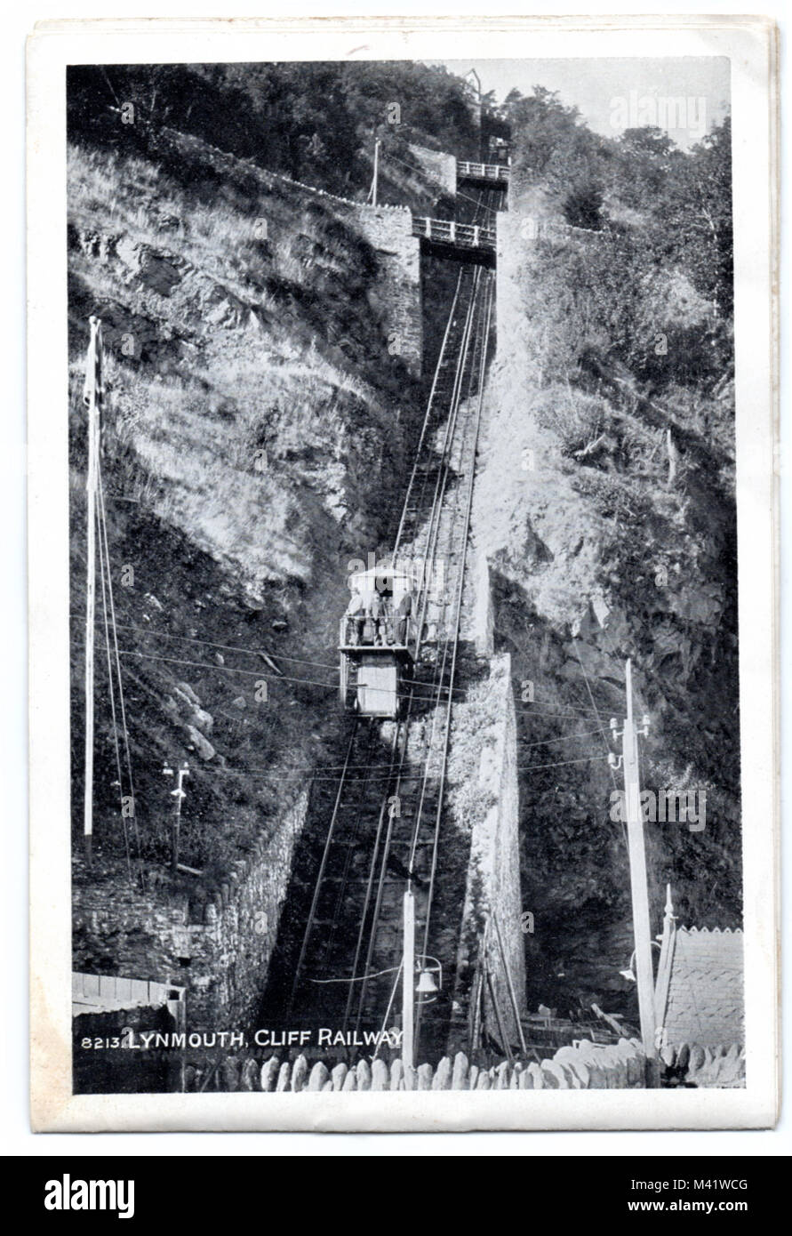 Une carte postale, vers 1920, du funiculaire Lynton & Lynmouth Cliff Railway, N. Devon, England, UK, a ouvert le lundi de Pâques en 1890 Banque D'Images