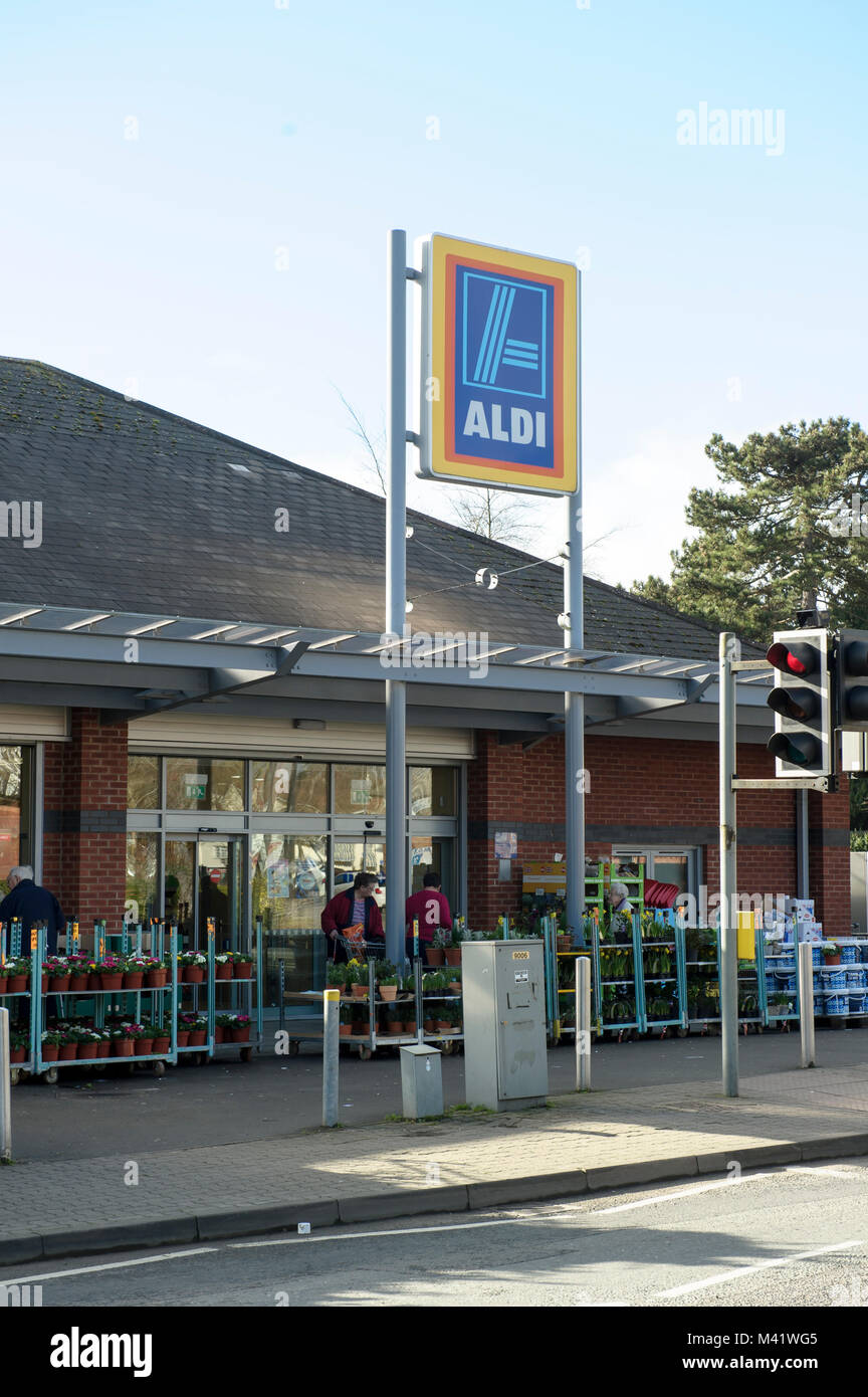 Magasin d'alimentation Aldi avec enseigne à Leominster, Royaume-Uni. Avant du magasin. Banque D'Images