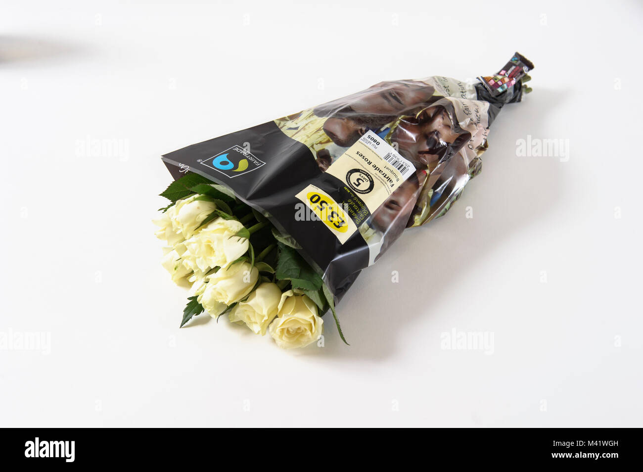 Supermarché Aldi des roses blanches. Banque D'Images