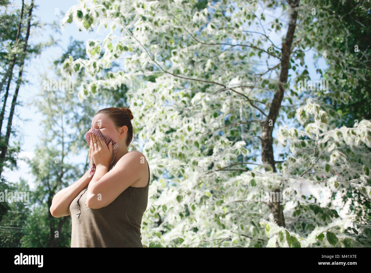 Jeune femme souffrant printemps allergie au pollen. Saison de floraison peuplier Banque D'Images