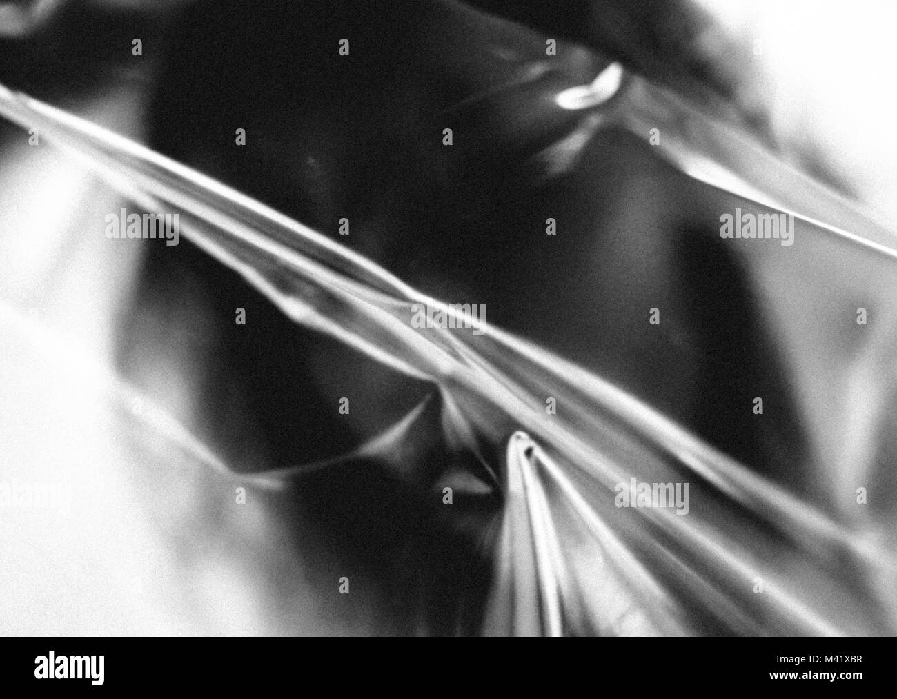 Hors focus girl en noir et blanc recouvert d'un rideau de douche. Banque D'Images