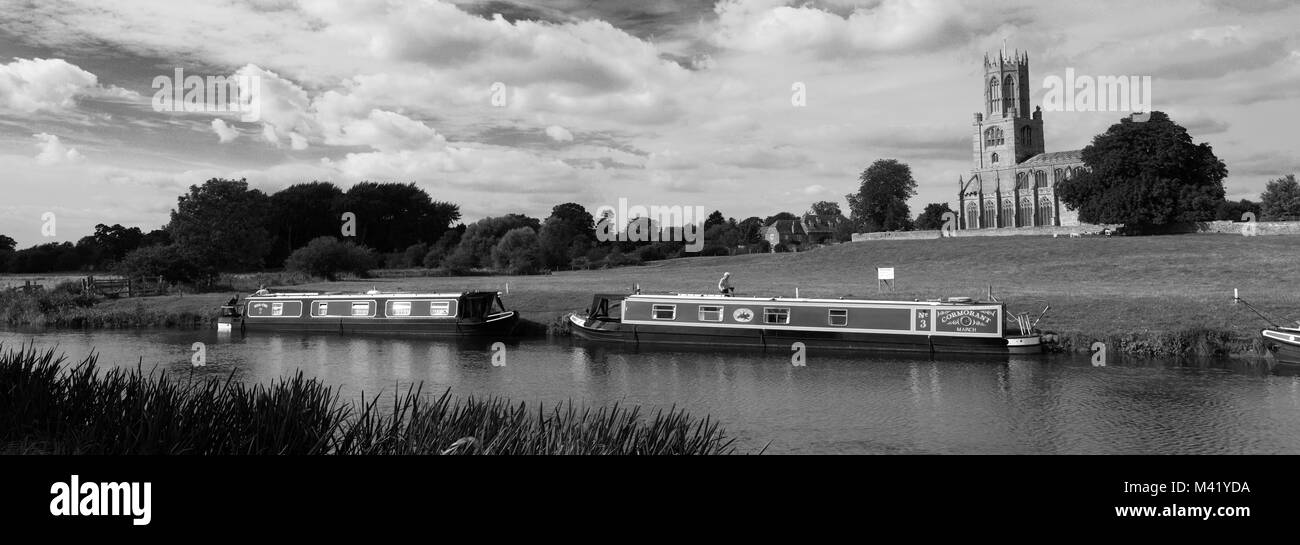 Narrowboats sur la rivière Nene ; St Mary and All Saints Church ; village ; Fotheringhay Northamptonshire, Angleterre, Royaume-Uni Banque D'Images