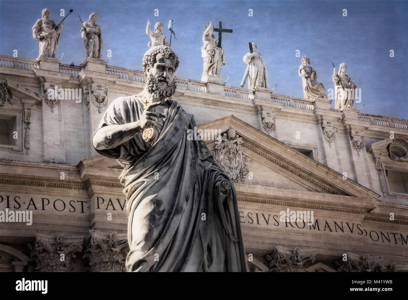 Sculptures ornent la place Saint-Pierre et du Vatican à Rome, Italie. Banque D'Images