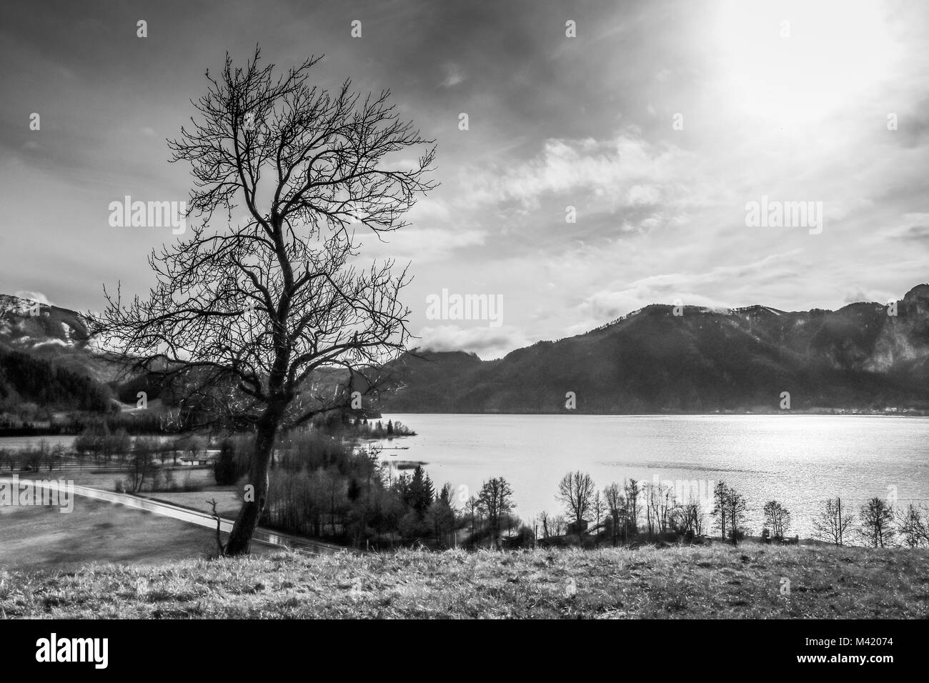 Une vue de la lac de Mondsee en Autriche. Le ciel est nuageux, l'atmosphère est sombre. Banque D'Images