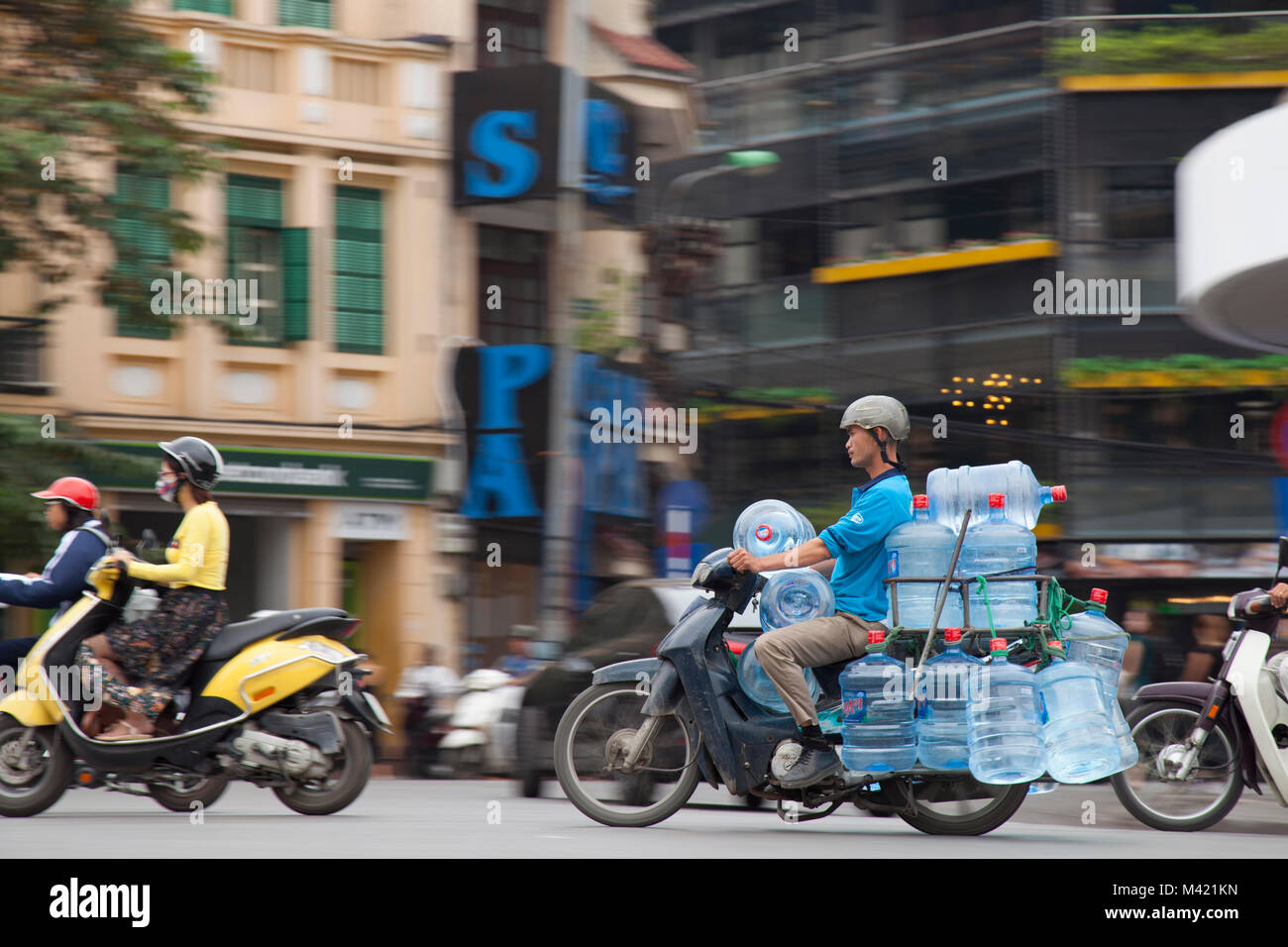 L'homme sur l'accélération scooter avec cargo à Hanoi, Vietnam Photo Stock  - Alamy