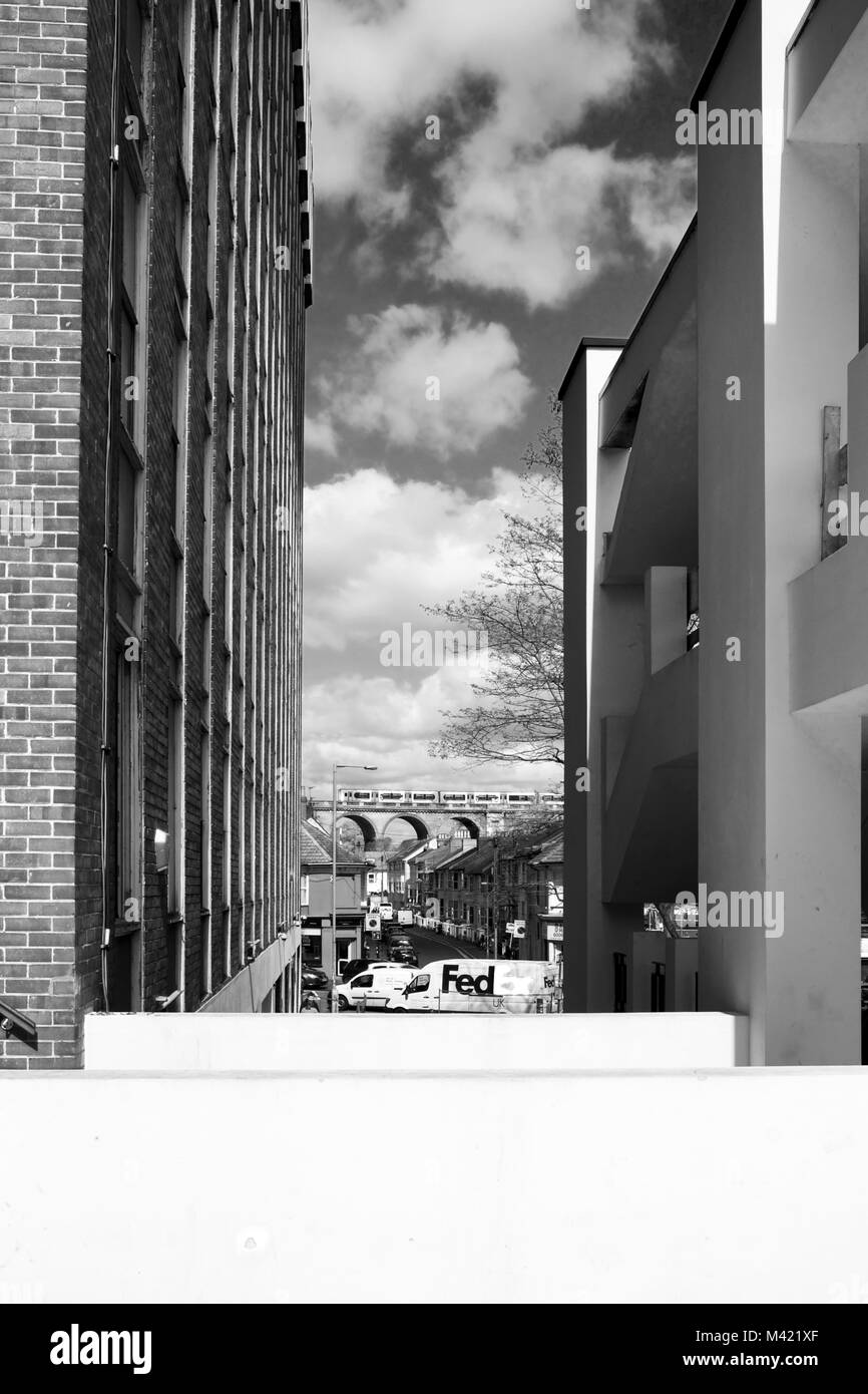 Photographie en noir et blanc d'Brighton city centre, au bas de la photo est un mur blanc, sur la gauche si la grande forme de béton blanc Banque D'Images