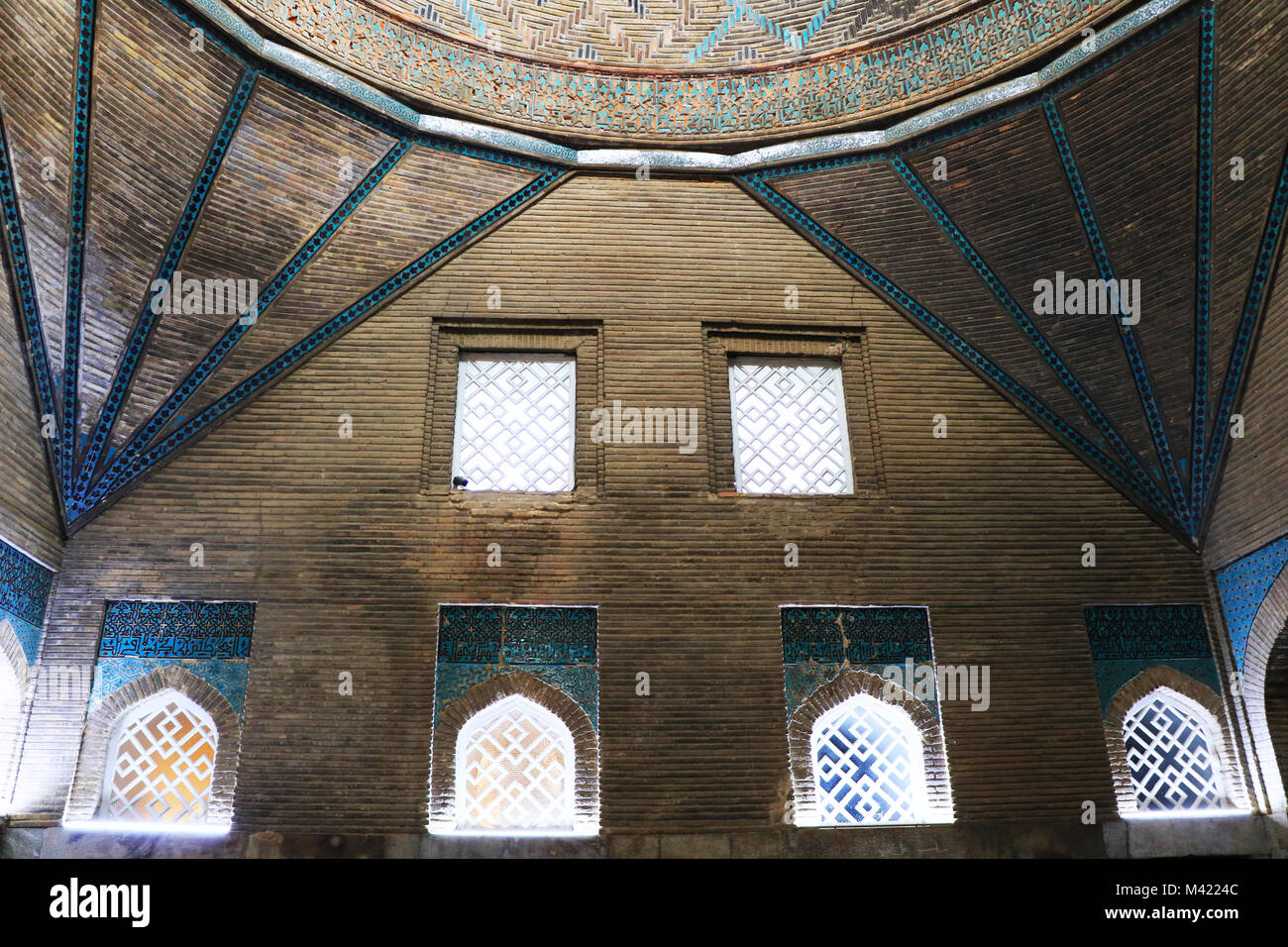 Piscine de l'Ince Minareli Medrese (Minaret élancé Madrasah) appartiennent au 13e siècle, à Konya, Turquie. Banque D'Images