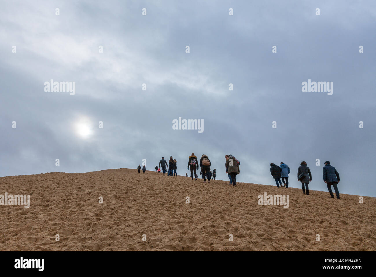 PILAT, FRANCE - 28 décembre 2017 : les touristes l'ascension de la Dune du Pilat (Dune du Pilat) lors d'un après-midi nuageux. Pilat, ou du Pyla est la plus grande du sable Banque D'Images