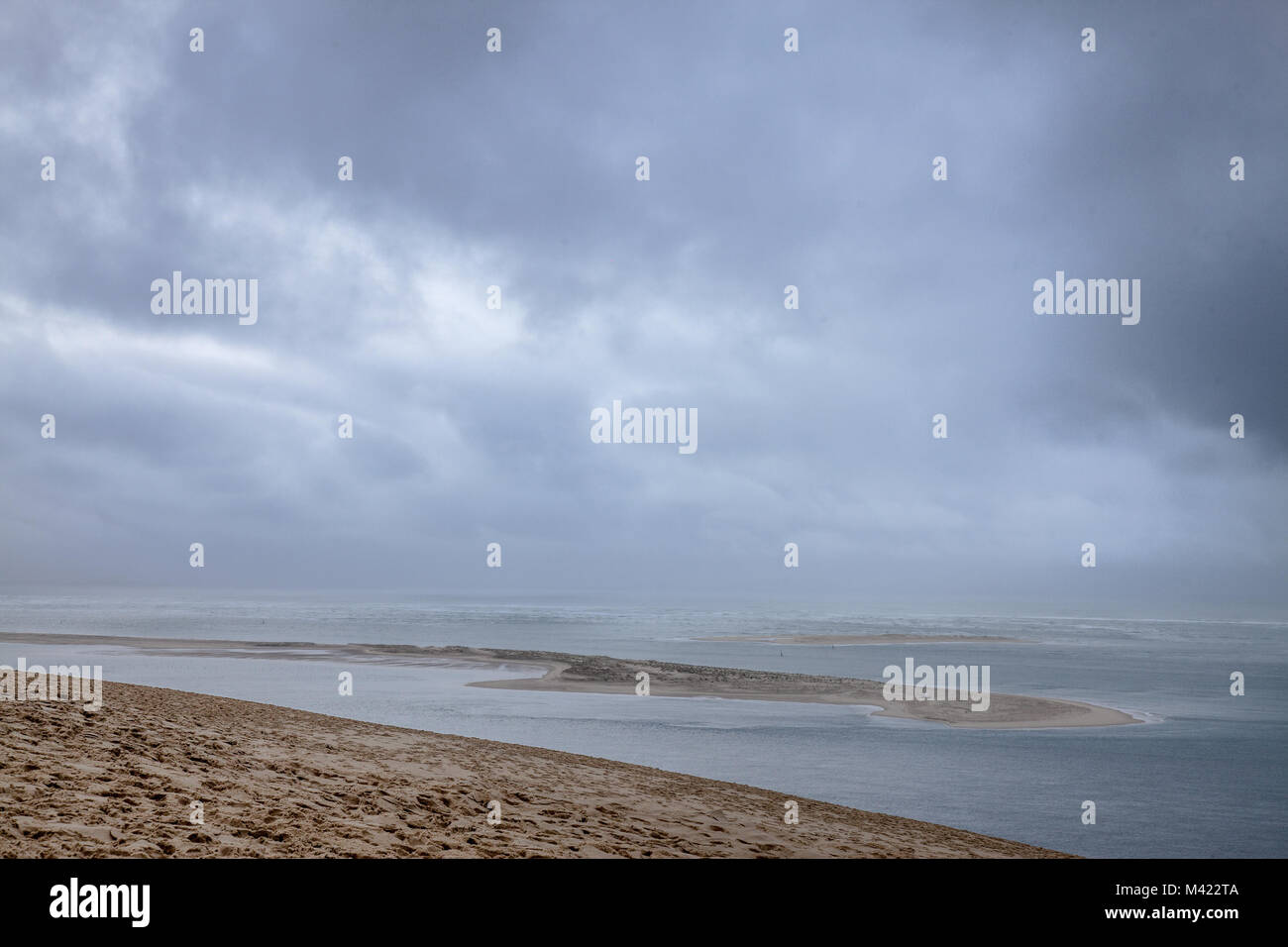 Panorama de la Dune du Pilat (Dune du Pilat) lors d'un après-midi nuageux avec l'océan Atlantique en arrière-plan. Pilat, ou du Pyla est la plus grande du sable Banque D'Images