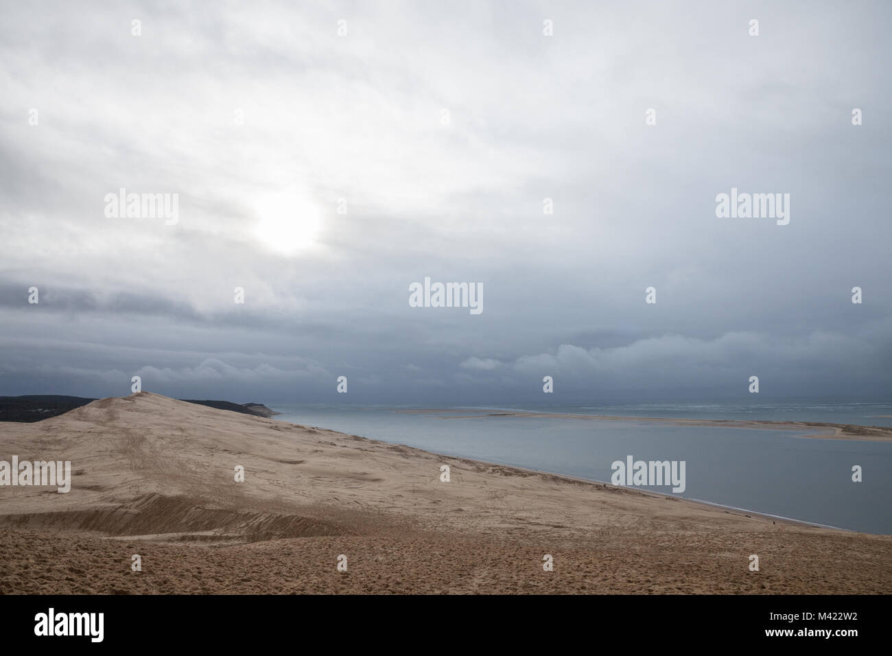 Panorama de la Dune du Pilat (Dune du Pilat) lors d'un après-midi nuageux avec l'océan Atlantique en arrière-plan. Pilat, ou du Pyla est la plus grande du sable Banque D'Images