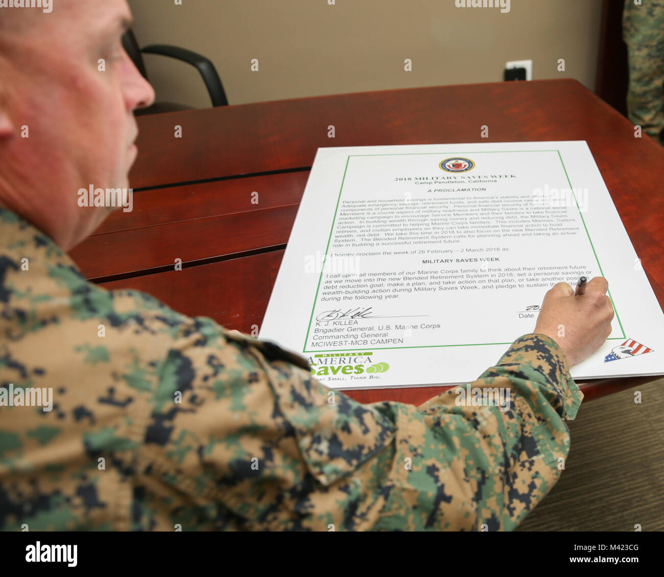 U.S. Marine Corps Brig. Le général Kevin J., commandant général Persmnes Installations du Corps des Marines à l'Ouest, du Marine Corps Base Camp Pendleton, signe une proclamation pour économiser sur la semaine militaire Camp Pendleton, en Californie, le 8 février 2018. Semaine enregistre militaire est conçu pour étendre la sensibilisation financière sur la création de richesse grâce à l'argent d'économie et de la réduction de la dette, tout en mettant l'accent sur le nouveau système de retraite mixte. (U.S. Marine Corps Photo par Cpl Anabel Abreu-Rodriguez) Banque D'Images