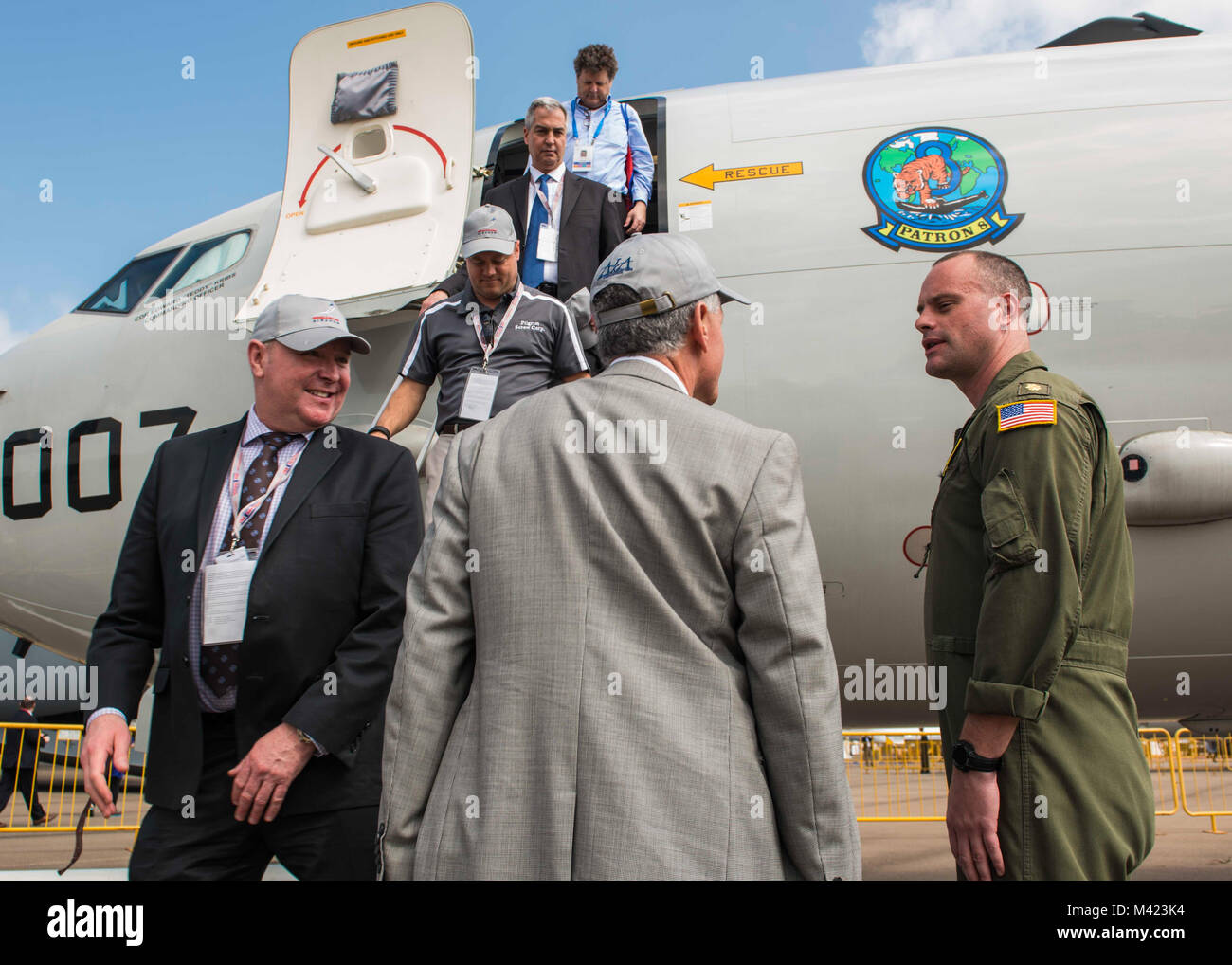 180208-N-FV739-033, CHANGI Singapour (fév. 8, 2018) - Le Lieutenant Cmdr. Charles Murray, officier responsable de l'Escadron de patrouille (VP) 8, les escortes des visiteurs d'une P-8A Poseidon au cours d'une visite à l'air de Singapour Changi Exhibition Centre à afficher. Le spectacle a été l'occasion pour les États-Unis de faire preuve de souplesse et de capacités de combat pour dissuader des adversaires, tout en rassurant les alliés et partenaires. (U.S. Photo par marine Spécialiste de la communication de masse 3 classe Christopher A. Veloicaza) Banque D'Images