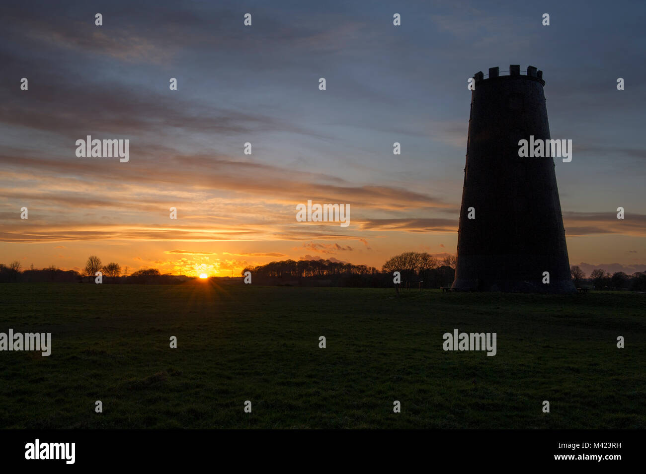 Le moulin noir au coucher du soleil sur Beverley Westwood à l'extérieur de la ville de marché de Beverley dans l'East Yorkshire Banque D'Images