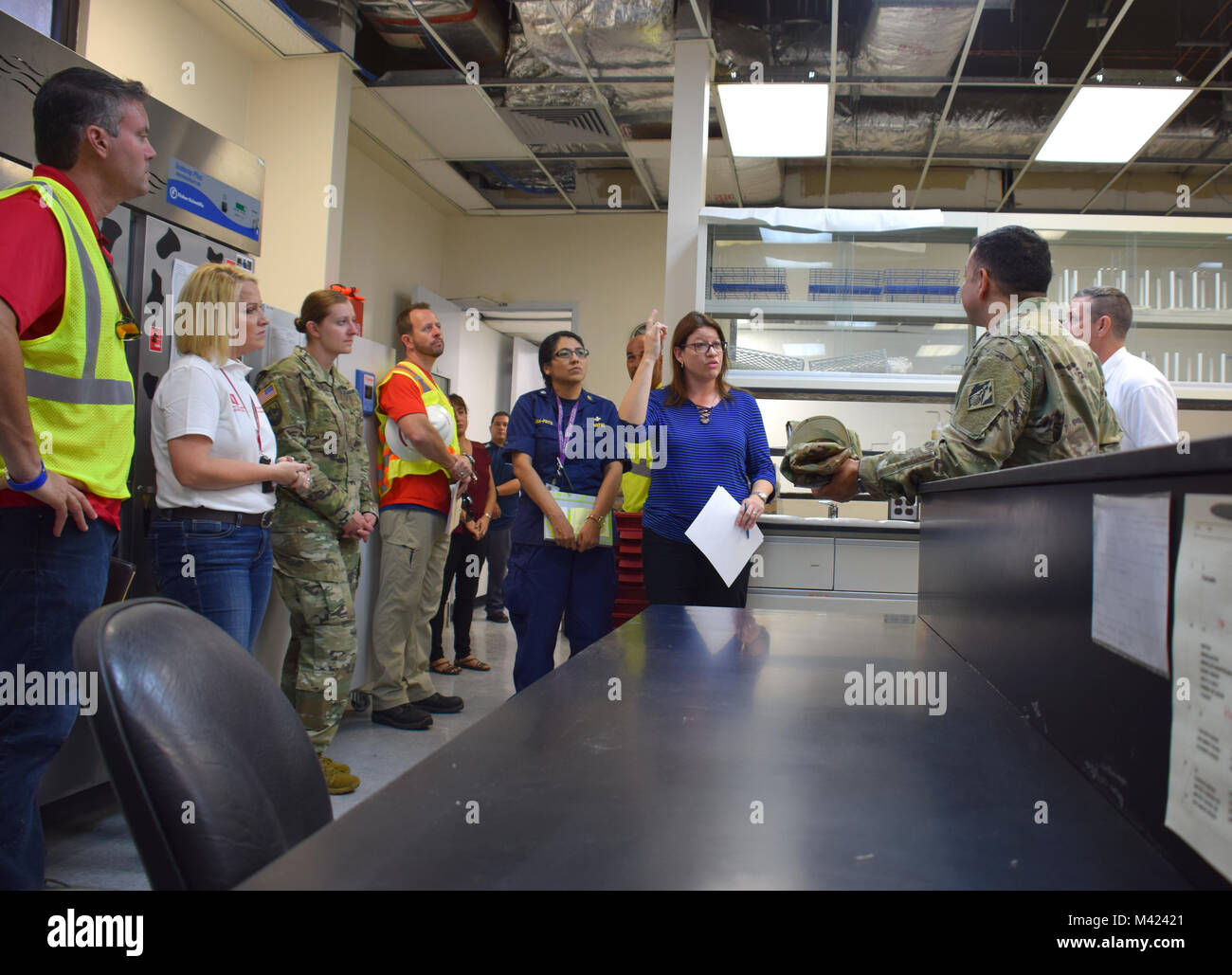 Le U.S. Army Corps of Engineers a effectué un dernier tour de Centro de Medico, Caguas, Porto Rico, d'inspecter les réparations temporaires à l'installation, le 9 février 2018. L'équipe du PCF est l'exécution des contrats pour rendre étanche à l'eau, structures d'éliminer les risques, tels que des fils électriques, et d'effectuer l'élimination des moisissures. Banque D'Images