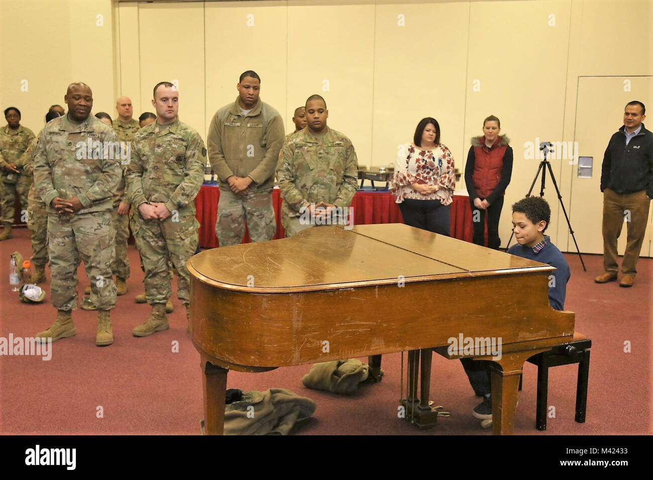 Kianta Reeves, un jeune de la localité effectue deux chansons sur la garnison de l'Armée américaine au cours de piano Rheinland-Pfalz l'histoire afro-américaine mois célébration organisée par la Réserve de l'Armée Mission du 7e Commandement de soutien au 9 février Kaiserslautern Army Community Center sur Daenner Kaserne. Banque D'Images