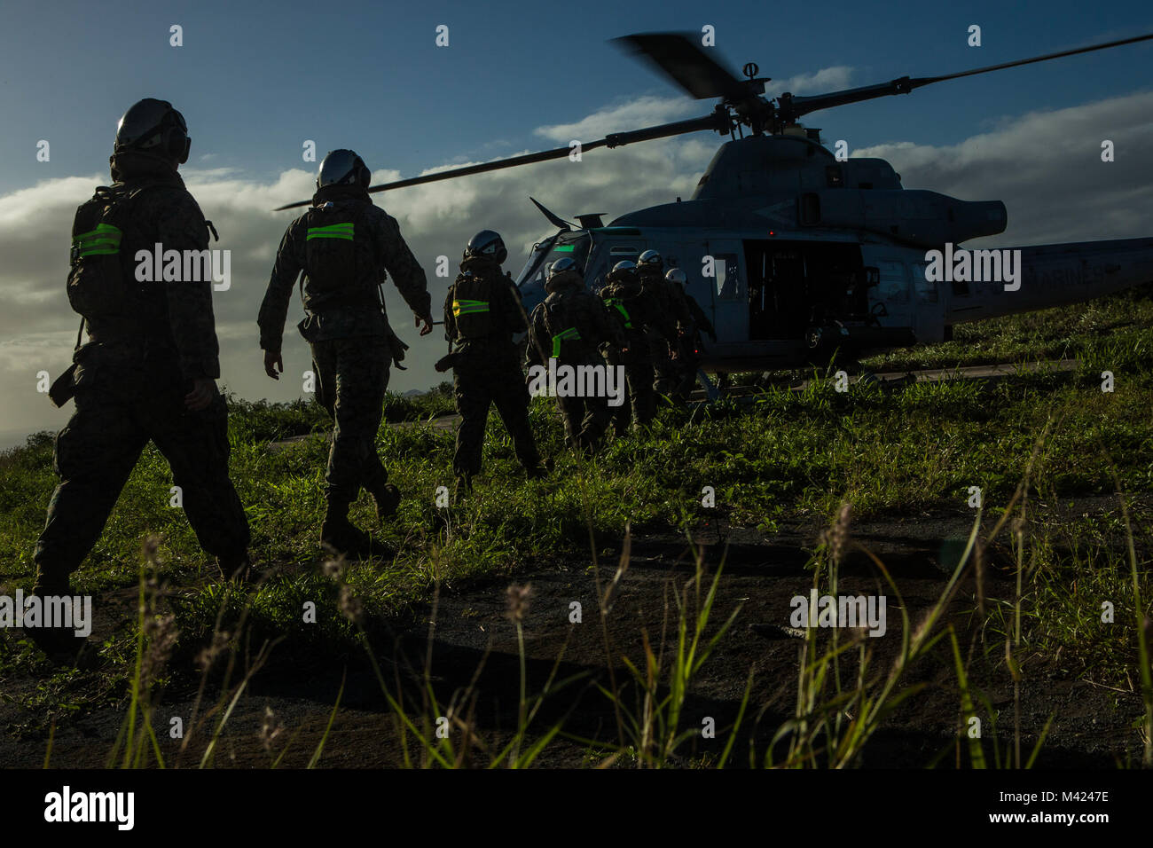 Les Marines américains affectés à la classe 3-18 de l'aéronef maritime Groupe 24 cours de caporal, un conseil de Huey UH-1N haut Ulupa'u cratère avant le vol retour à la Marine Corps Air Station, Kaneohe Bay, le 9 février 2018. Le cours de l'école a débuté après une randonnée à travers le cratère. (U.S. Marine Corps Photo par le Sgt. Aaron S. Patterson) Banque D'Images