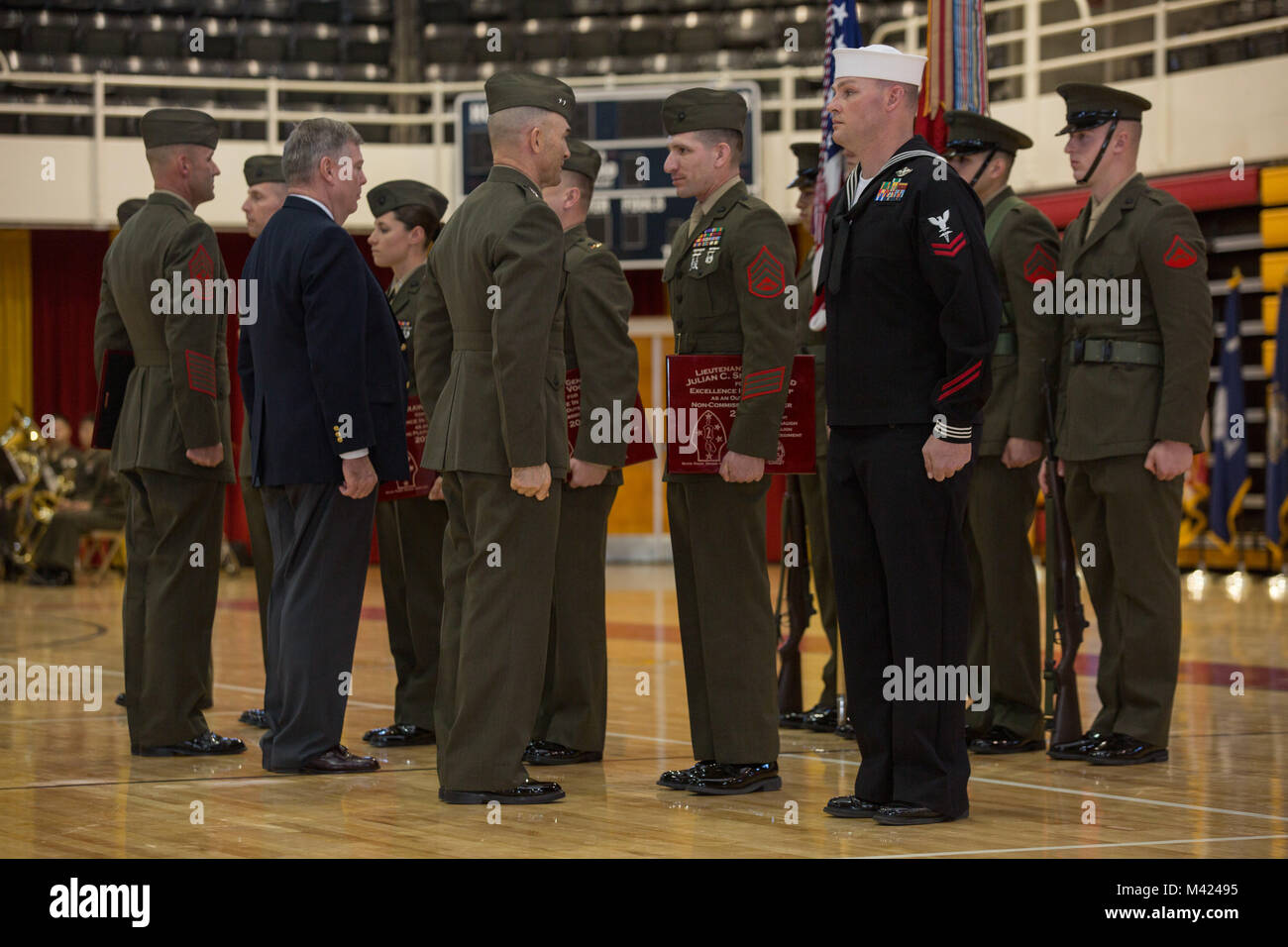 Corps des Marines américains, le général John K. Amour, général commandant la 2e Division de marines, (2d MARDIV), gauche, prix membres de 2D MARDIV sur Camp Lejeune, en Caroline du Nord, le 9 février 2018. Les Marines américains, marins et civils ont participé à la cérémonie pour réfléchir sur les réalisations de la Division au cours des 77 dernières années. (U.S. Marine Corps photo par Lance Cpl. Taylor N. Cooper) Banque D'Images