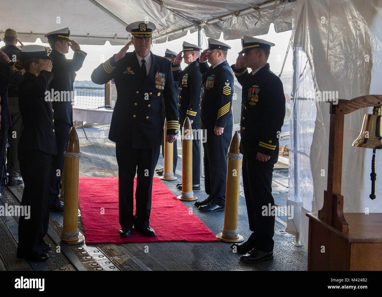 180209-N-KH214-0214 Everett, Washington (09 février 2018) Le capitaine Douglas W. Kunzman, commandant sortant, (escadron de destroyers) 9, est joué à terre au cours de la cérémonie de passation de commandement à bord de 9 destroyers de classe Arleigh Burke destroyer lance-missiles USS Kidd (DDG 100) à Station Navale Everett. Au cours de la cérémonie, le capt Kyle J. Colton soulagé Kunzman en tant que commandant, de destroyers 9. (U.S. Photo par marine Spécialiste de la communication de masse 2e classe Scott Wood/libérés) Banque D'Images