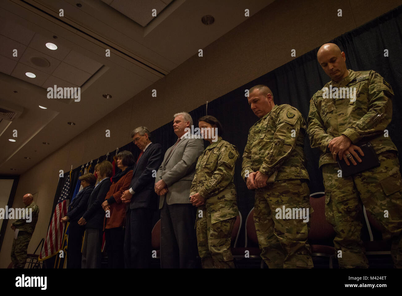 Distingués invités bow pour une prière lors d'une cérémonie combinée pour les appels entrants et sortants ainsi que des unités de la Garde nationale du Minnesota au Minneapolis Convention Center le 10 février. À partir de la droite, le Colonel Stephen Schemenauer, commandant du Groupe d'appui régional 347 ; le colonel Brian Pfarr, 84e commandant du commandement des troupes ; le brigadier. Le général Johanna Clyborne, MN NG adjudant général adjoint ; le membre du Congrès Tom l'amidonnier ; M. Erik Paulsen, Sénatrice Betty McCollum ; le sénateur Tina Smith ; et le sénateur Amy Klobuchar. La cérémonie faisait partie d'une préparation de la famille et de l'Académie inclus par diverses séances de travail pour fournir des compétences Banque D'Images