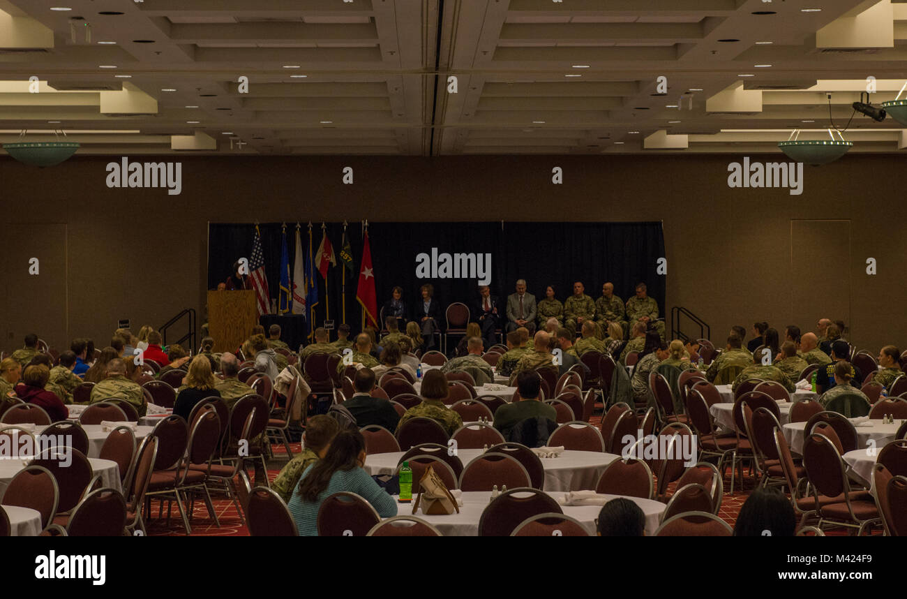 Les soldats avec le Groupe de soutien régional 347assembler au Minneapolis Convention Center le 10 février pour effectuer une préparation de la famille à l'avance de l'Académie d'un déploiement au Koweït le mois prochain au plus tard. En tout, 39 soldats du Siège et Siège social de la société va quitter leur famille pour appuyer l'opération sentinelle de la liberté et de faire des opérations de base de l'expertise au théâtre. La famille Préparation Academy a démarré avec une cérémonie à laquelle ont assisté plusieurs dirigeants législatifs du Minnesota, et a été suivi par plusieurs séances de travail pour fournir des compétences et des ressources aux familles la préparation de separatio Banque D'Images