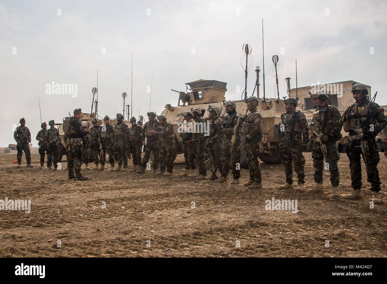 Les Commandos de 6e Kandak d'opérations spéciales de démontrer l'augmentation de puissance de feu et de capacités de mobilité venant de l'Armée nationale afghane Special Operations Command pendant la formation à Kaboul, Afghanistan, le 10 février 2018. L'utilisation de véhicules de combat grève Mobile, ANASOC va créer sept Kandaks grève Cobra dans les quatre prochaines années. Les soldats de l'ANA classiques grève Mobile a adopté la qualification du Kandak Commando en décembre 2017 Bien sûr, et représentent aujourd'hui la première classe participant à la Manœuvre du Cobra Strike bien sûr. Au moment de l'obtention de leur diplôme à la fin-avril 2018, ANASOC désignera le Commando Banque D'Images