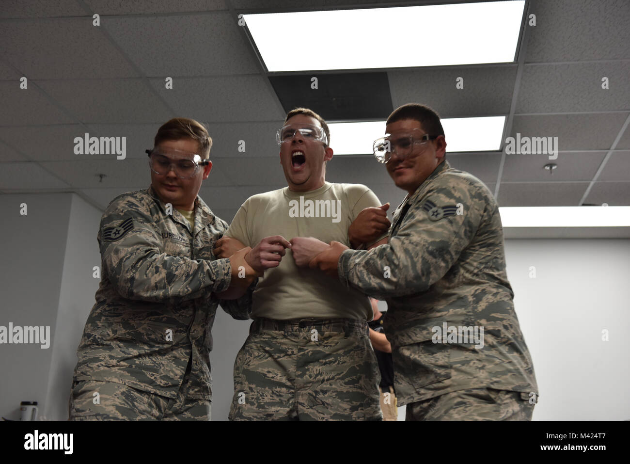 Le personnel de l'US Air Force Le sergent Ross Whitley, 108th Wing, New Jersey Air National Guard, participe à l'exposition comme un taser componnet des exercices de formation du Patriot, Gulfport, Mississippi, le 10 février 2018. PATRIOT est un exercice d'entraînement aux opérations domestiques parrainé par la Garde nationale qui vise à accroître la compréhension de la coordination, politiques et procédures nécessaires à la réalisation d'une réponse nationale interinstitutions. (U.S. Photo de la Garde nationale aérienne par le sergent. Michelle Y. Alvarez-Rea) Banque D'Images