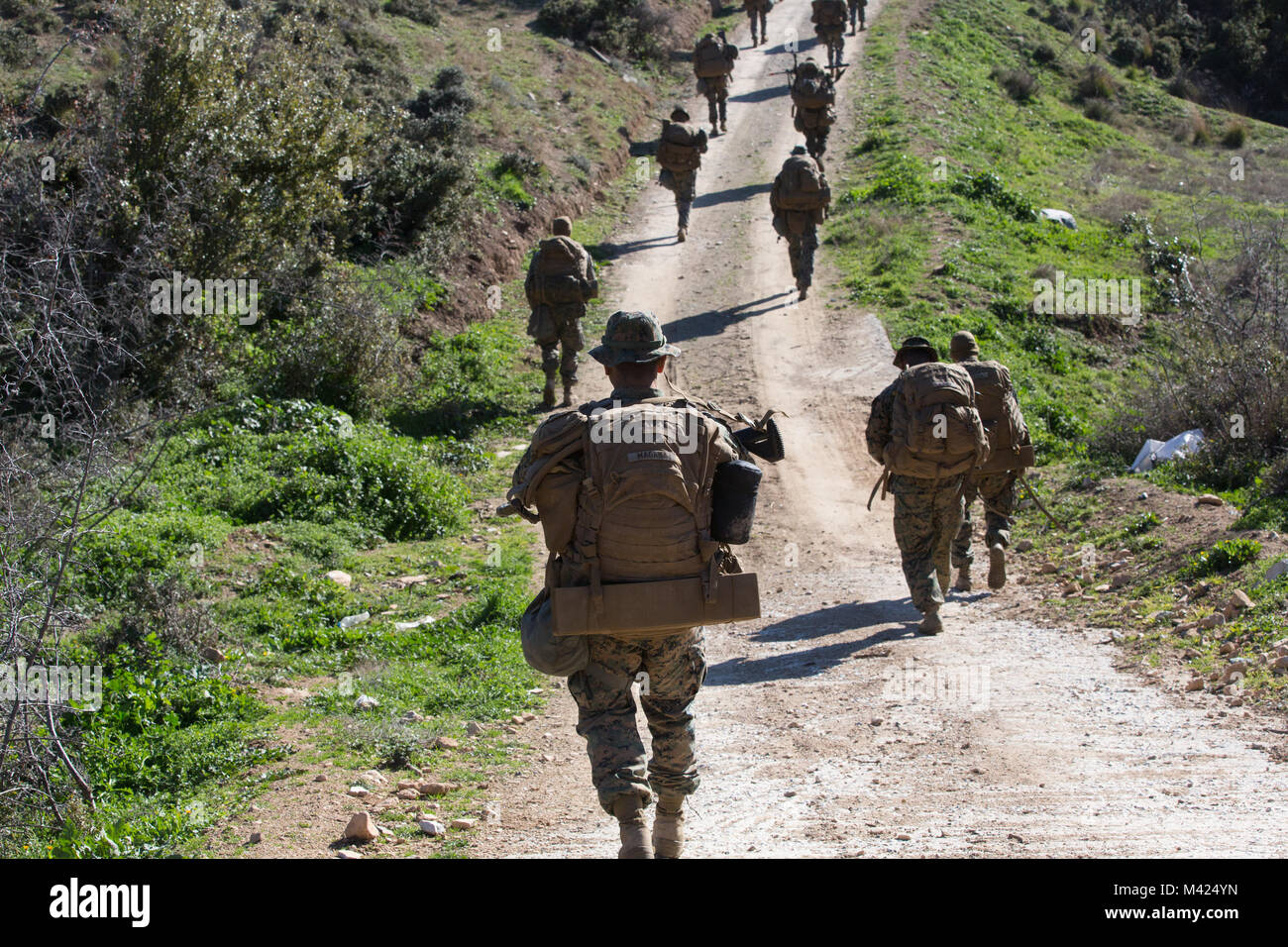 Les Marines américains avec la Force de rotation de la mer Noire 17,2 randonnée vers leur objectif au cours de force contre force training à Volos, en Grèce le 17 janvier 2017. Les Marines américains et grecs Marines ont participé à cet exercice pour accroître l'interopérabilité entre l'United States Marine Corps et Forces Armées Helléniquesont offensives et défensives par force, c.-à-d'allocutions. Banque D'Images