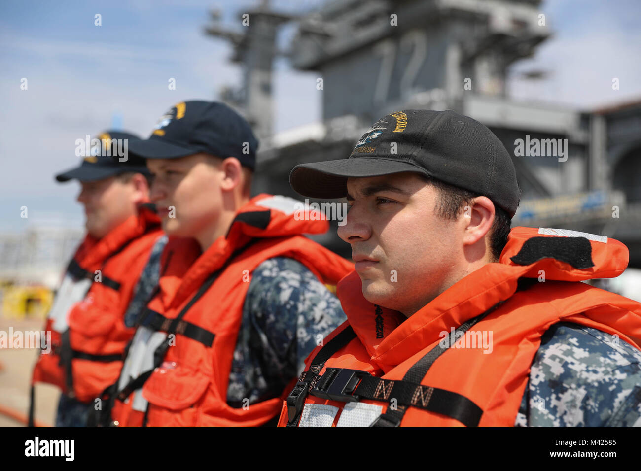 170725-N-NN369-004 NORFOLK (25 juillet 2017) marins affectés à la classe Nimitz porte-avions USS ABRAHAM LINCOLN (CVN 72), se préparer à traiter des amarres en de la classe Nimitz porte-avions USS Harry S. Truman (CVN 75), comme Harry S. Truman tire en Naval Station Norfolk après avoir terminé les essais en mer. Abraham Lincoln est mouillée à Norfolk pour un transporteur en vue de la disponibilité progressive endurance. (U.S. Photo par marine Spécialiste de la communication de masse de la classe 3ème Jessica Paulauskas/libérés) Banque D'Images